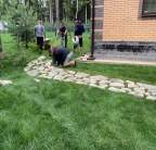 Устройство дорожки из натурального камня в газоне под ключ